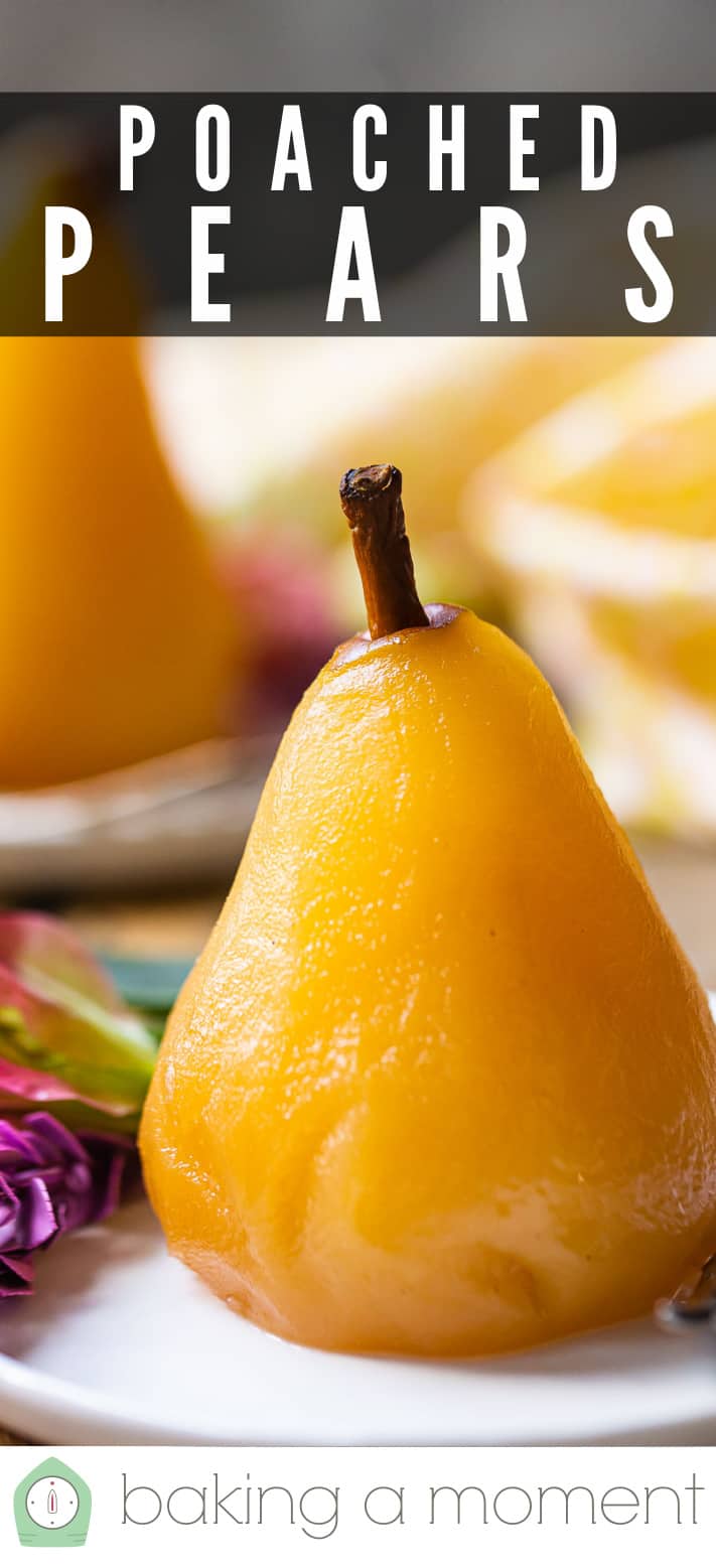 Receta de peras escalfadas, preparada y servida en platitos, con texto superpuesto que dice