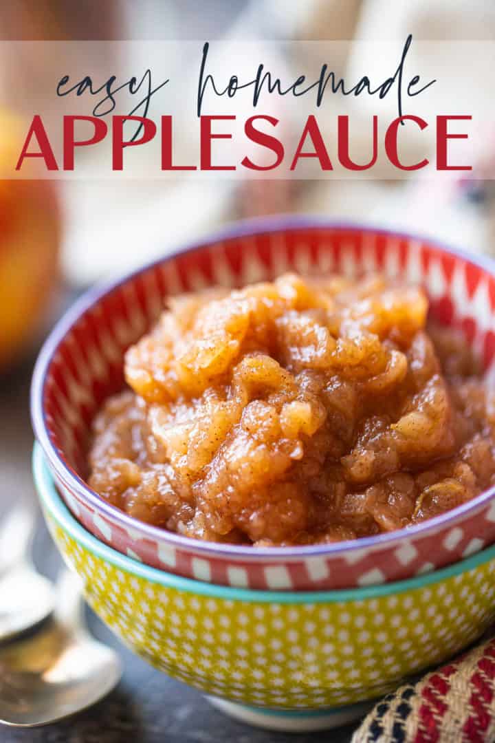 Receta de compota de manzana, preparada y presentada en un tazón colorido, con un texto superpuesto que dice