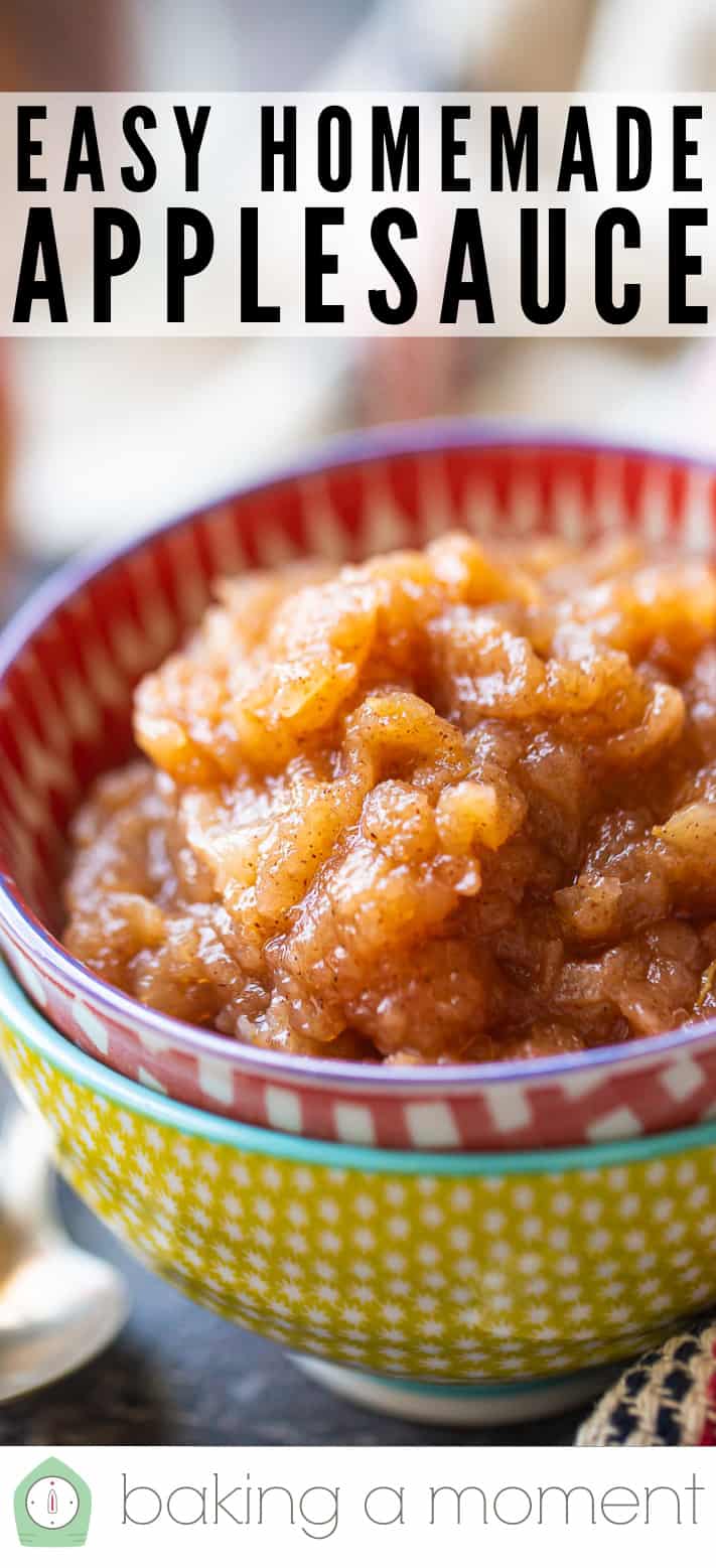 Salsa de manzana casera fácil en un tazón de cerámica a cuadros rojos.