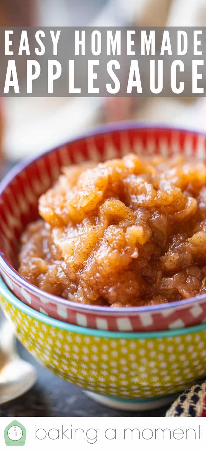 Salsa de manzana casera fácil en un tazón de cerámica a cuadros rojos.