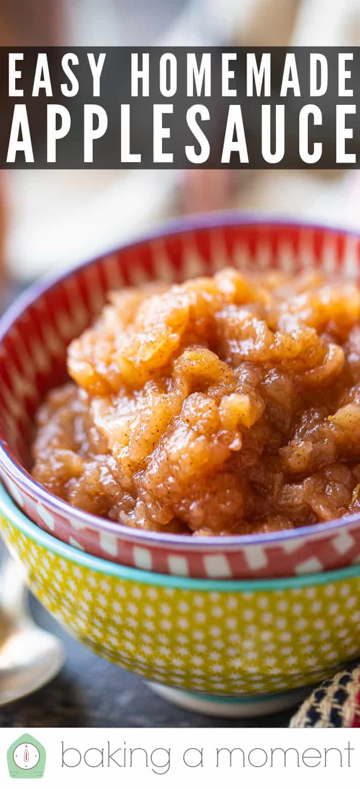 Salsa de manzana casera fácil en un tazón de cerámica a cuadros rojos.