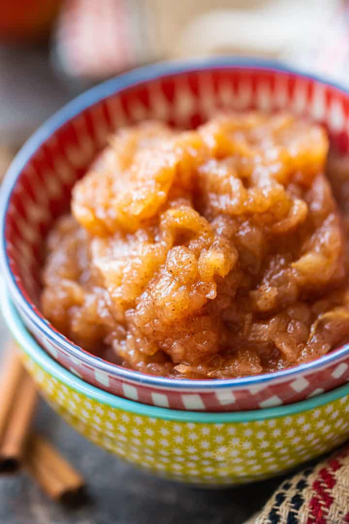 Primer plano de una salsa de manzana casera grande con canela.