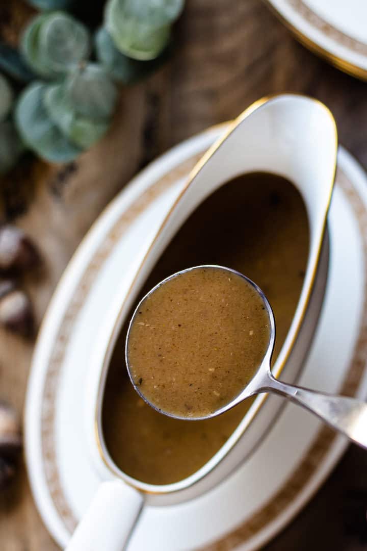 Imagen aérea de la salsa que se vierte desde una salsera china antigua.