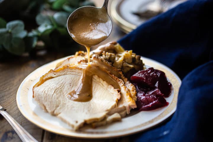 Vierta una rica salsa de pavo marrón sobre las rebanadas de pavo y el relleno.