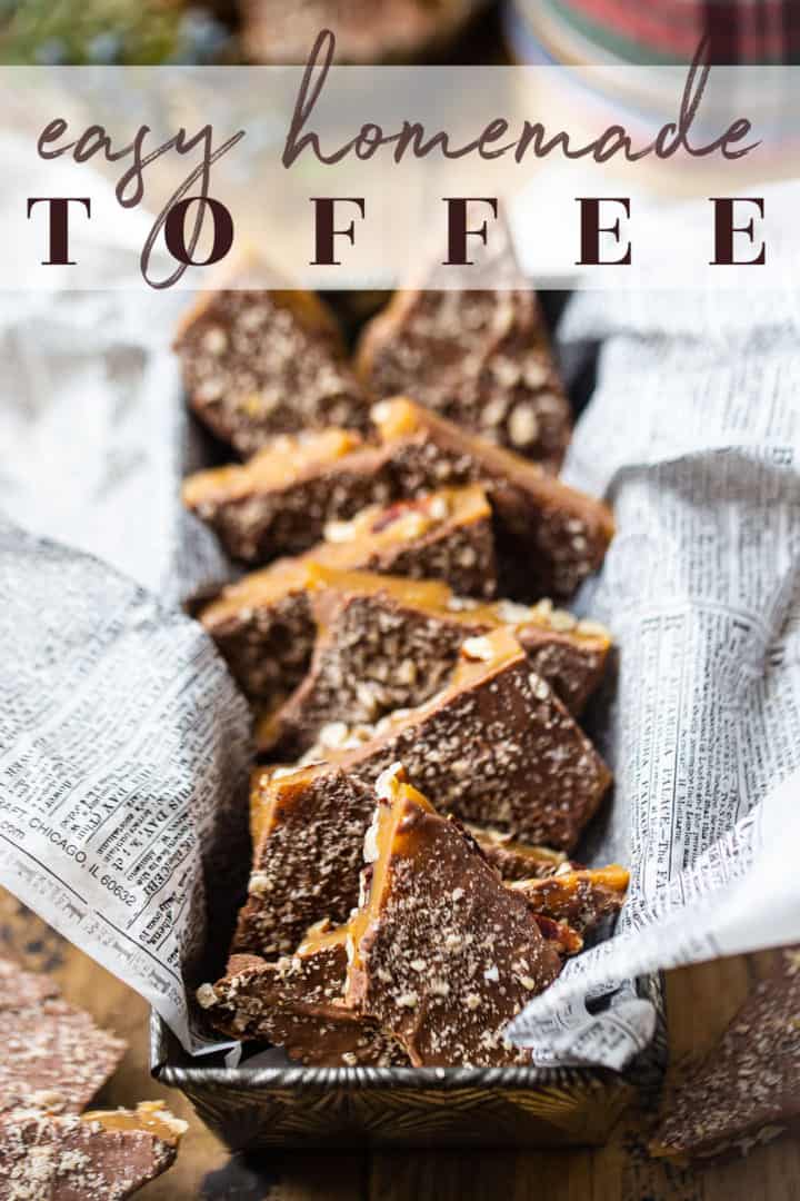 Receta de toffee, preparada y presentada en una placa de horno vintage forrada con papel periódico.