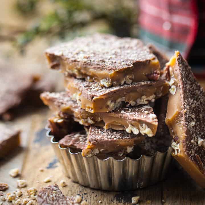 Fragmentos de caramelo apilados en una lata de pastel estriada.