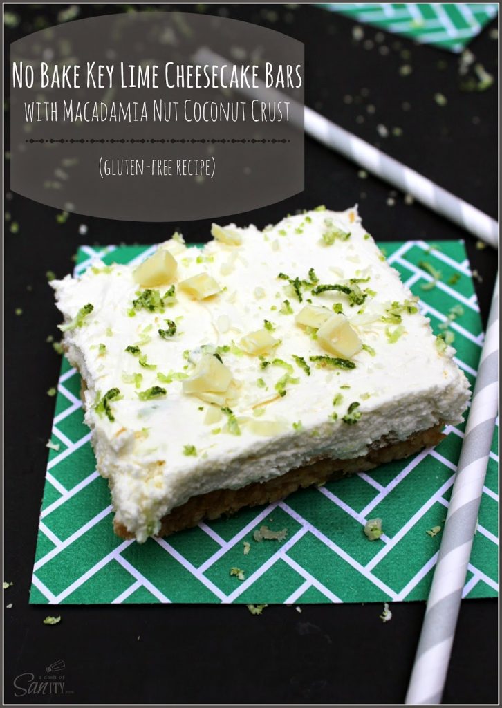 No hornees la barra de cheesecake de limón en una servilleta verde.