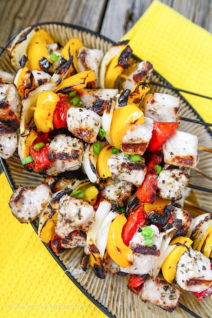 Brochetas Souvlaki De Cerdo A La Parrilla Con Verduras A La Parrilla