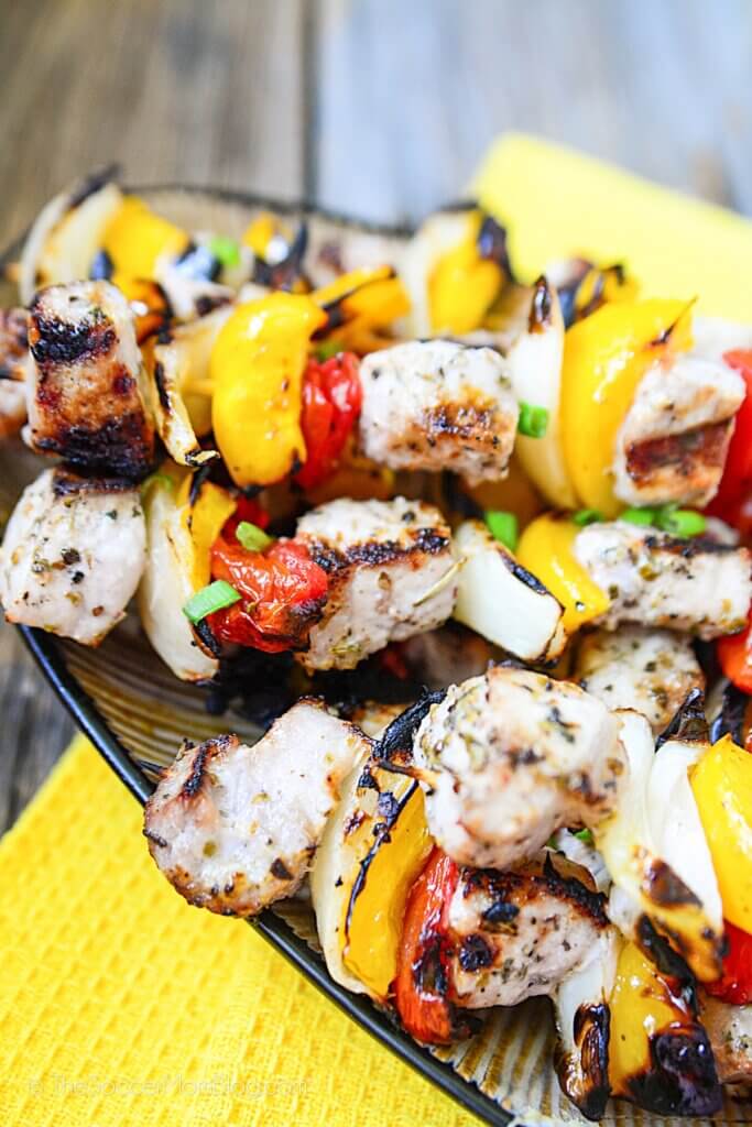 Primer plano de cerdo Souvlaki con verduras a la parrilla