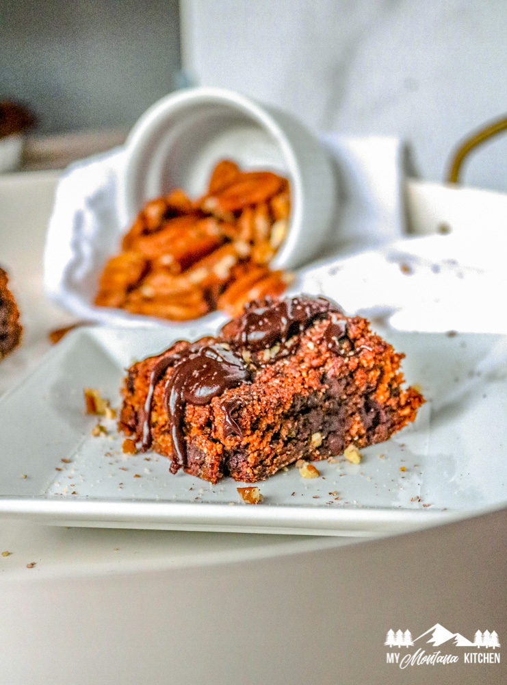 Brownies de calabaza bajos en carbohidratos en un plato blanco con nueces