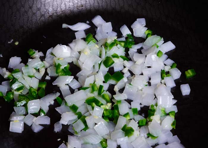 Saltear Cebolla y Chile Serrano