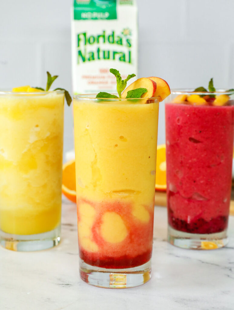 Tres vasos de jugo de naranja.