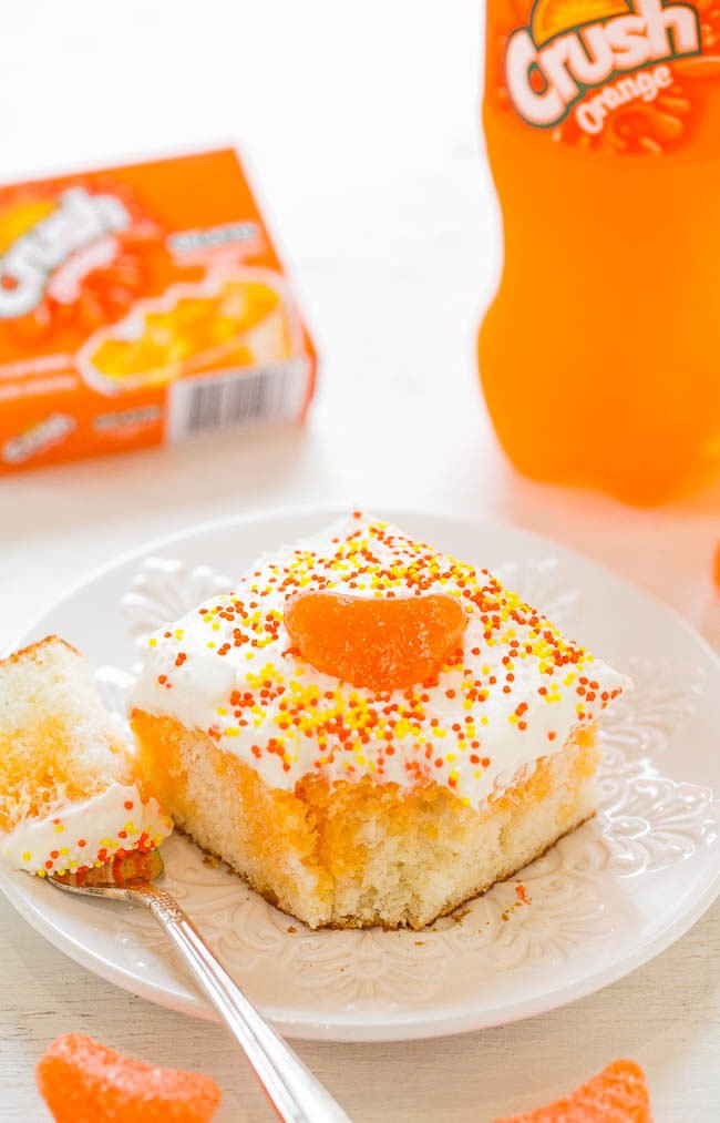 Pastel Poke de Orange Crush - ¡Disfruta del Orange Crush en este FÁCIL pastel que es súper suave y liviano! ¡El niño que todos llevamos dentro adorará este pastel de naranja con efecto tie-dye!
