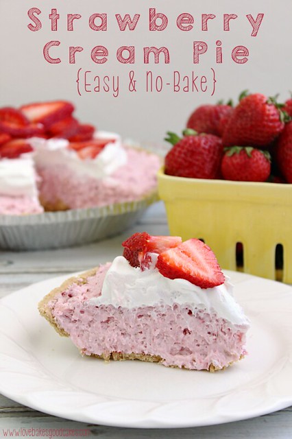 Strawberry Cream Pie {fácil y sin hornear} está lleno de fresas frescas y queso crema, ¡obtiene un sabor extra de la mezcla de pudín instantáneo! ¡Sirva esto en su próxima reunión y vea cómo desaparece! #fresas #pastel #sinhornear