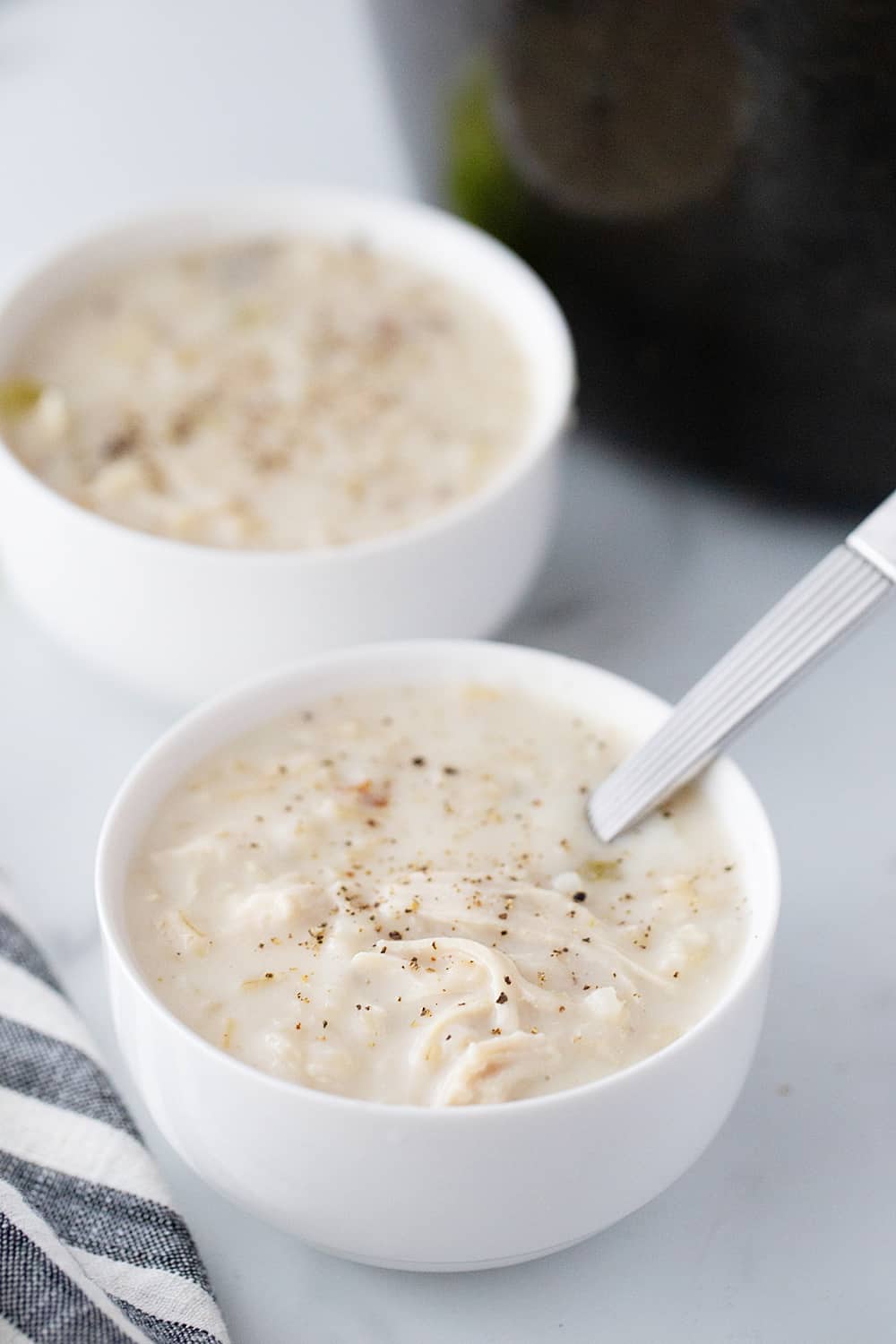 Sopa cremosa de arroz con pollo: la sopa cremosa de arroz con pollo es una comida saludable con ingredientes simples como arroz integral, apio, cebolla y pollo. ¡El favorito absoluto de la familia! #migas #sopa #sopa #sopa de pollo #sopa de arroz #recetafacil #lunes