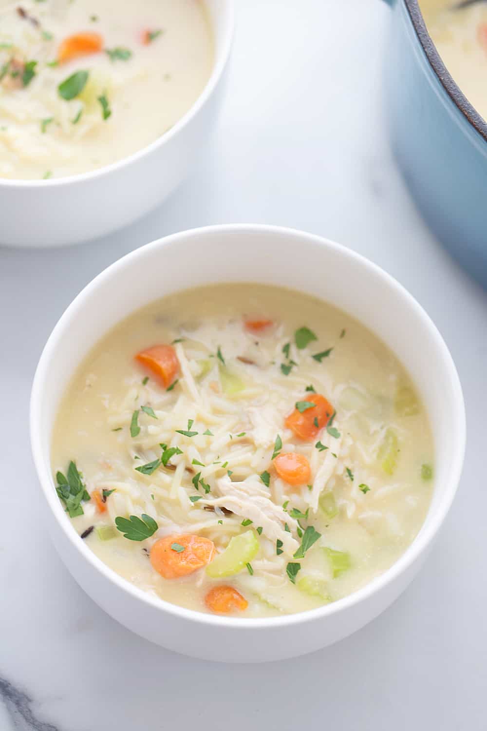 Sopa cremosa fácil de pollo y fideos de arroz: ¿necesita una comida reconfortante entre semana que también sea rápida y fácil? ¡Prueba esta cremosa sopa de fideos con pollo y arroz! #sopa #pollo