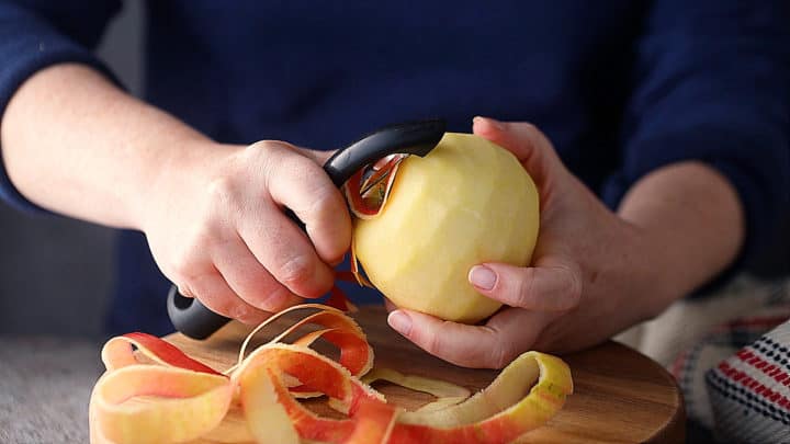 Pelar las manzanas.