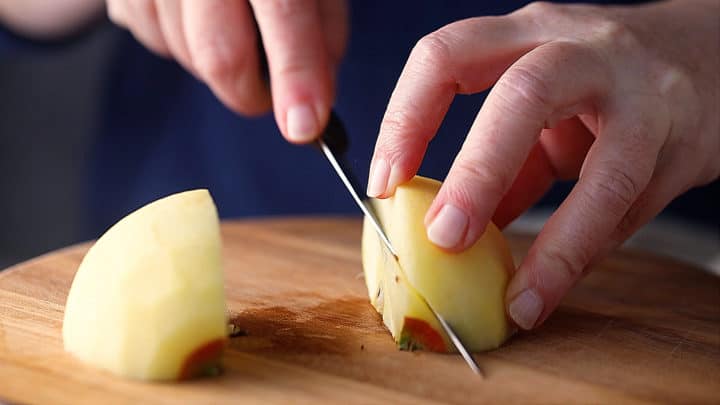 Retire el corazón de una manzana cortada en cuartos.
