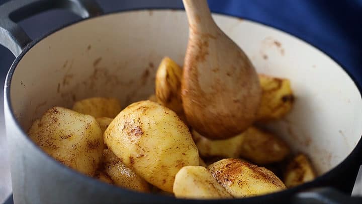 Mezcla los ingredientes de la salsa de manzana.