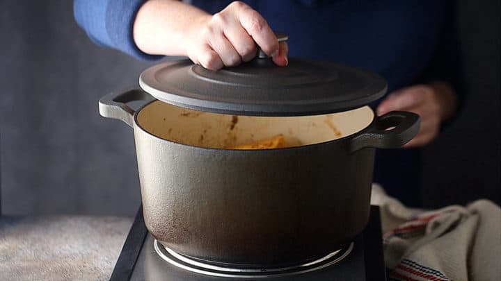 Cubra un frasco de puré de manzana casero con una tapa hermética.