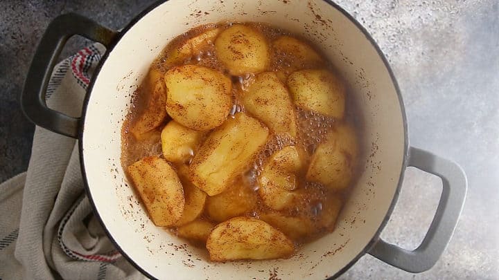 Compota de manzana casera hirviendo en una sartén.