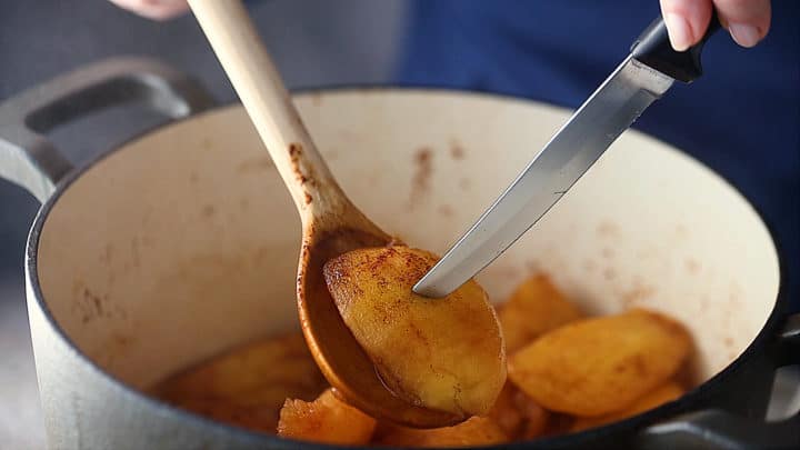 Pruebe la cocción de las manzanas cocidas con la punta de un cuchillo afilado.