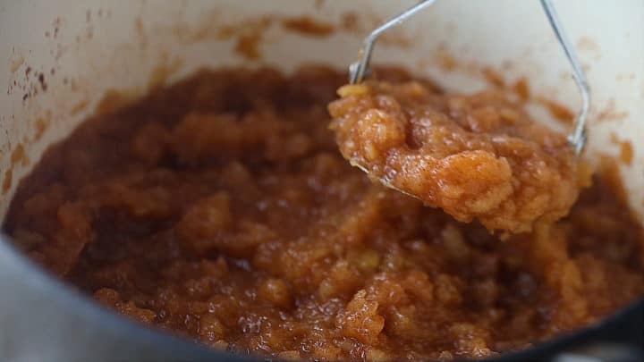 Haga un puré de manzana casero con un machacador de papas.