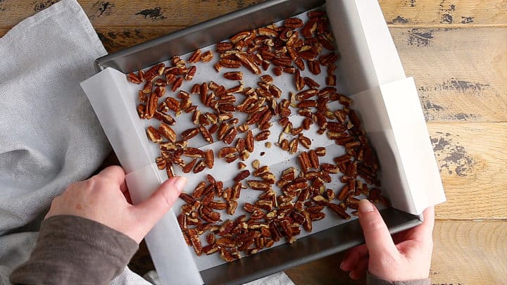 Coloque las nueces en una capa uniforme para asarlas en el horno.