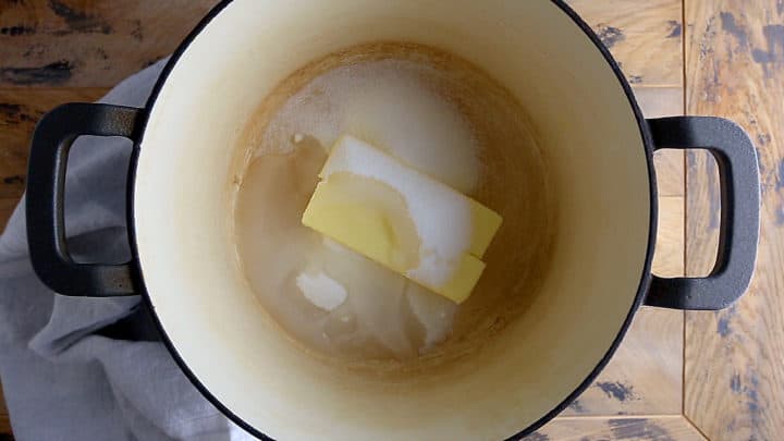 Mantequilla, azúcar, agua y sal en una olla grande.