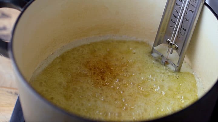 La mezcla de caramelo está hirviendo.