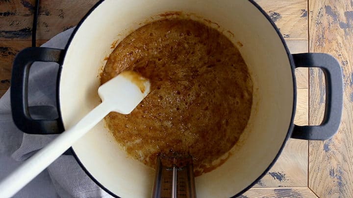 Cocine el caramelo hasta que tenga el color de la mantequilla de maní.