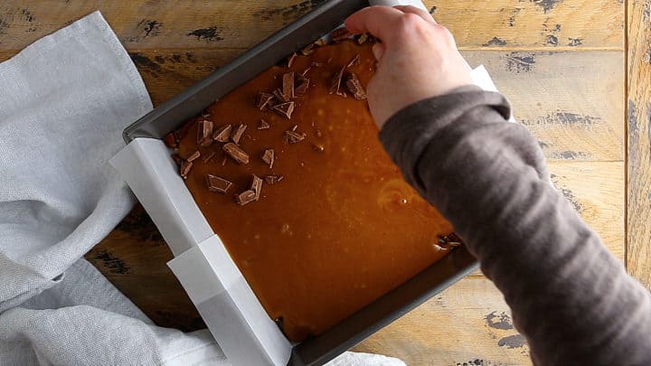 Espolvorea chocolate sobre el caramelo caliente.