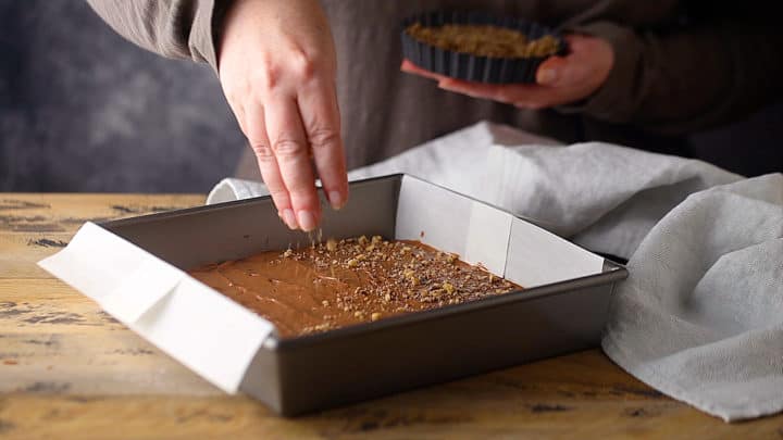 Decora el caramelo casero con nueces picadas.