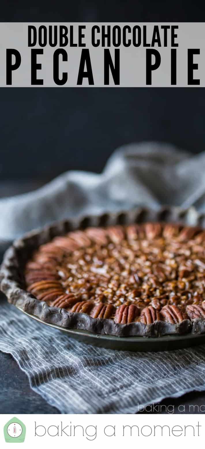 Pastel de nuez de chocolate doble sobre fondo oscuro con texto superpuesto que dice