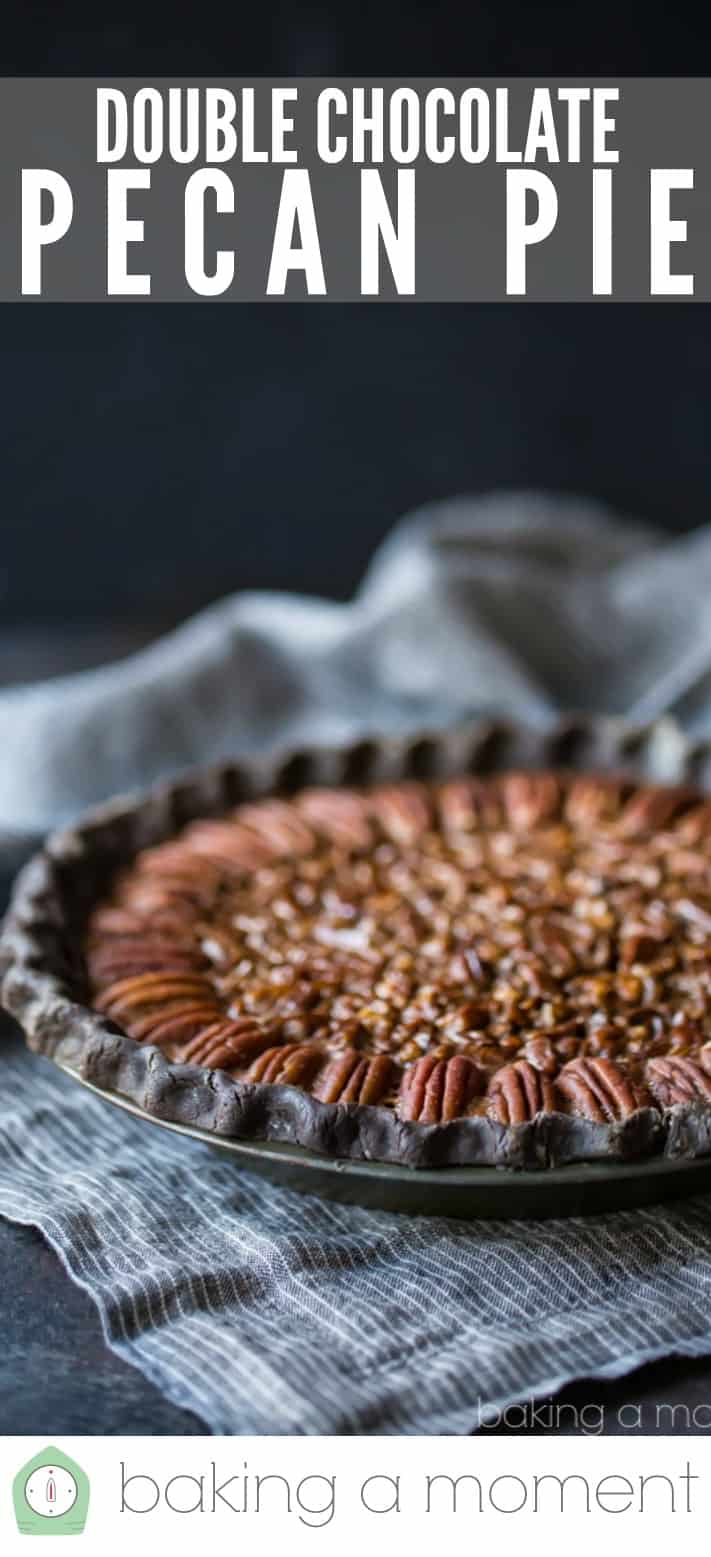 Pastel de nuez de chocolate doble sobre fondo oscuro con texto superpuesto que dice