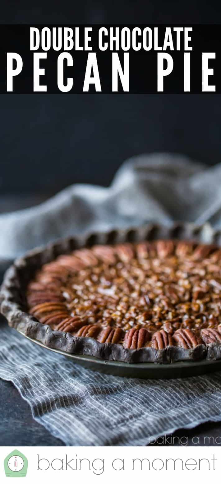 Pastel de nuez de chocolate doble sobre un fondo oscuro con texto superpuesto que dice