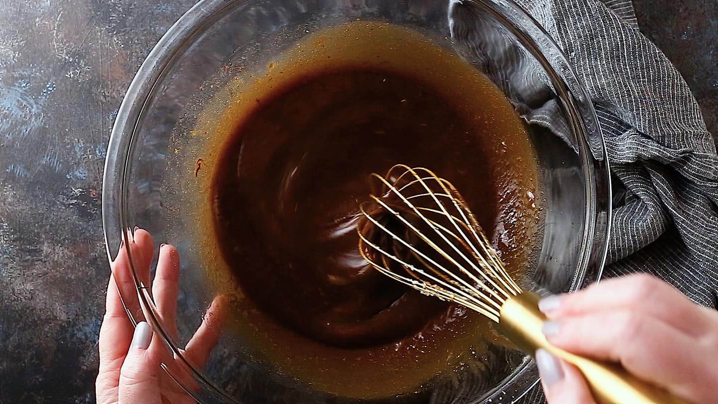 Batir el relleno para la tarta de chocolate con nueces.