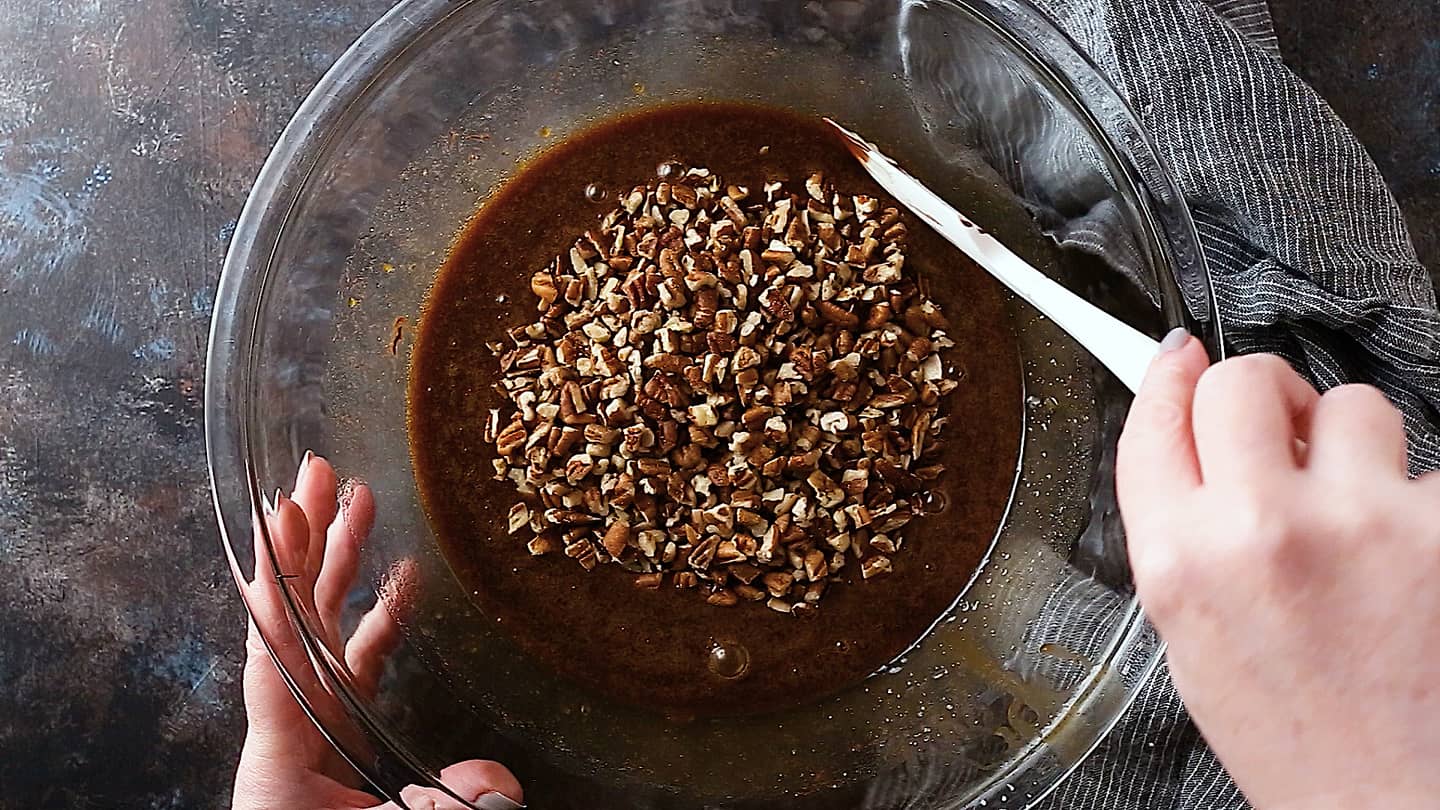 Agregue nueces al relleno de pastel de nueces con chocolate.