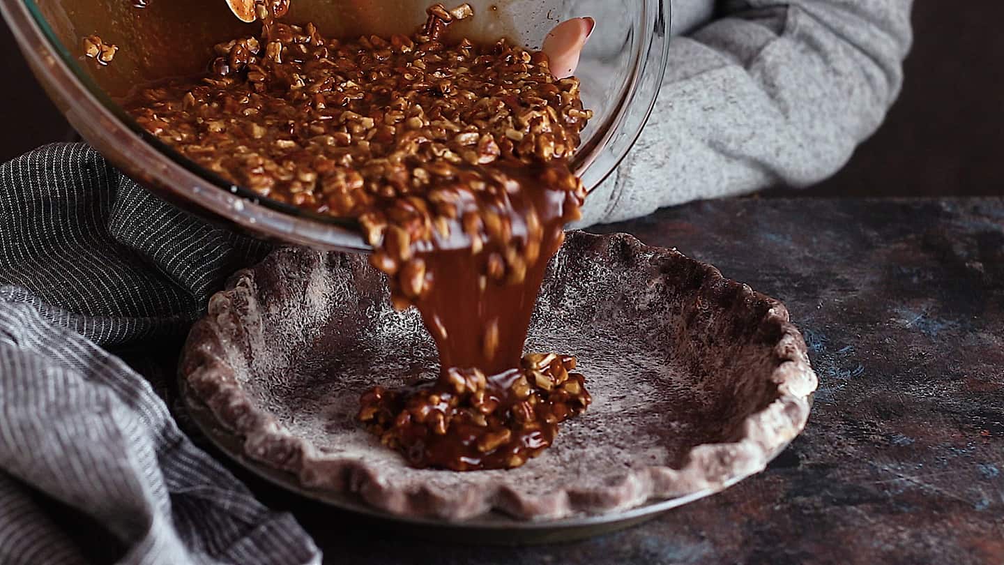 Vierta el relleno de pastel de nuez de chocolate en la base de pastel de chocolate.