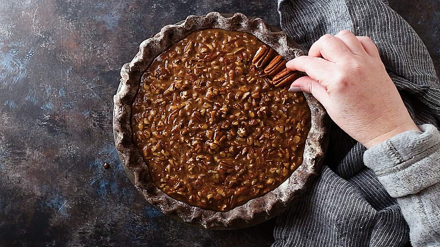 Decora la tarta de chocolate con las mitades de nuez.
