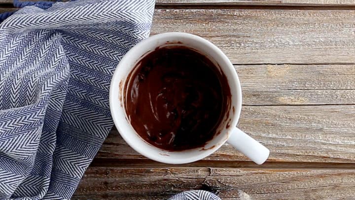 Mug cake de chocolate crudo con pepitas de chocolate.