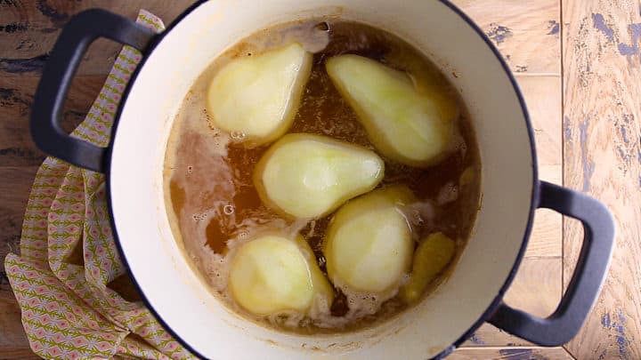 Cocine las peras en un líquido fragante.