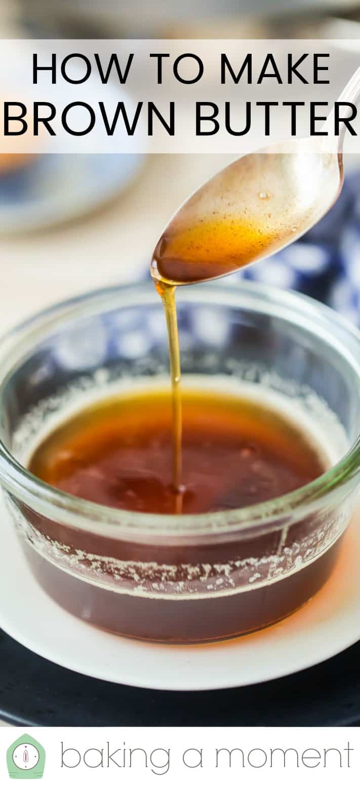Espolvorea mantequilla marrón de una cuchara de plata en un recipiente de vidrio.
