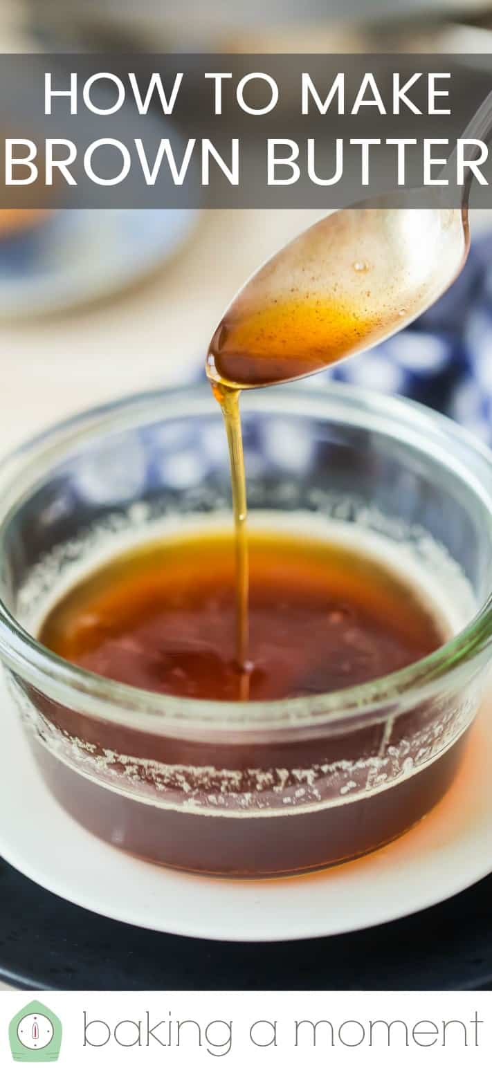 Espolvorea mantequilla marrón de una cuchara de plata en un recipiente de vidrio.