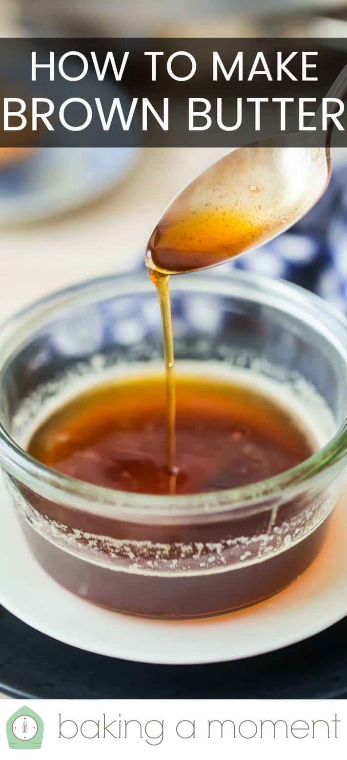Espolvorea mantequilla marrón de una cuchara de plata en un recipiente de vidrio.