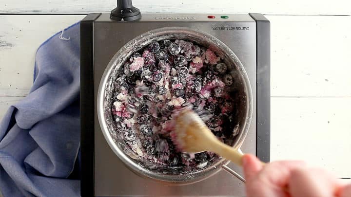 Mezcle los arándanos con azúcar, maicena y sal para hacer el relleno de pastel de arándanos.