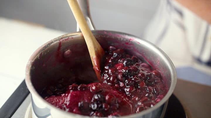 Cocine el relleno de pastel de arándanos en la estufa.