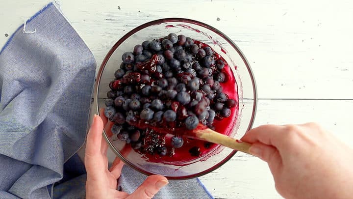 Revuelva más arándanos en el relleno de pastel de arándanos cocido.