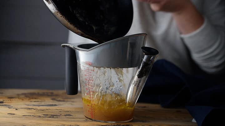Vierta la grasa de la sartén en un separador de grasa.