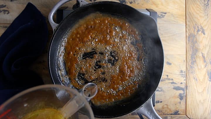 Vierta los jugos de la sartén en el roux.